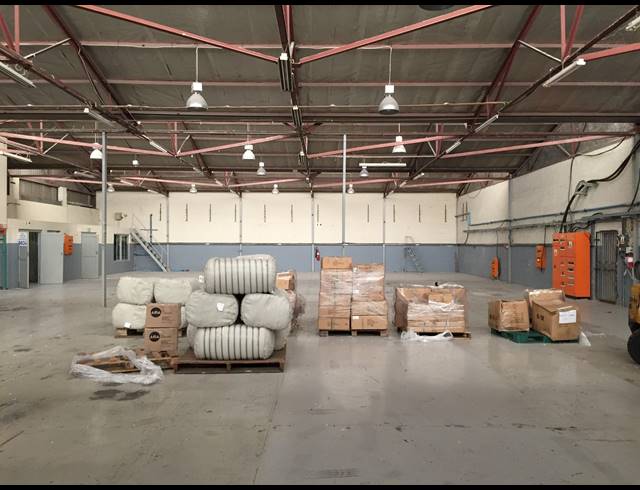 1,584M² FACTORY RENTED IN BEACONVALE